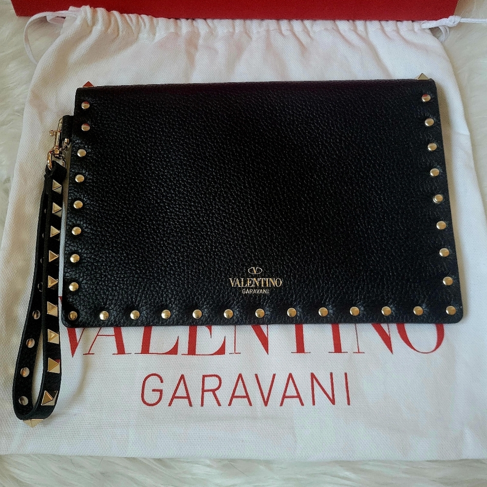 VALENTINO GARAVANI Pebbled Calfskin Medium Rockstud Envelope Wristlet Black - Picture 5 of 9
